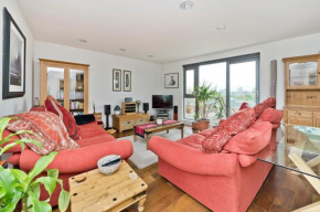Superb apartment with terrace near the river in Putney by UnderTheDoormat